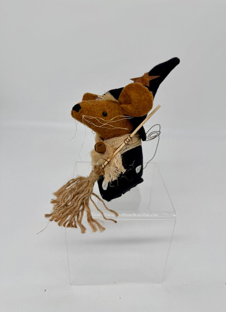Witch Mouse w broom